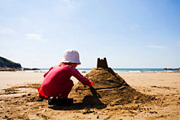Enfant réalisant un sable